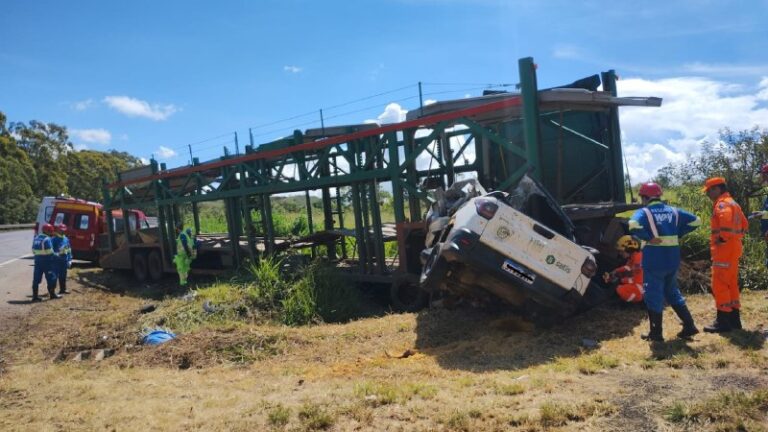 Acidente frontal entre carreta e picape deixa jovem morto na BR-262, em Araxá - Foto: Divulgação/CBMMG