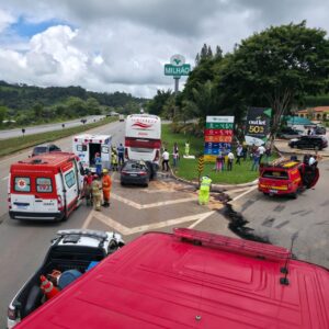 Acidente entre carro e ônibus deixa um morto na BR-262, em Florestal - Foto: Divulgação/CBMMG