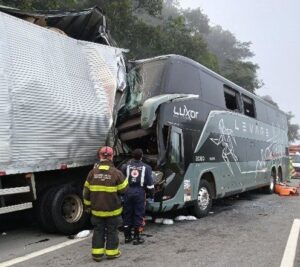 Acidente entre ônibus e caminhão deixa um morto e feridos na BR-381, em Carmópolis de Minas - Foto: Divulgação/CBMMG
