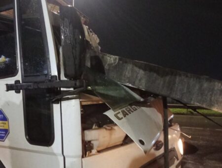 Caminhão atinge ponto de ônibus e deixa motorista ferido na BR-040, em Contagem - Foto: Divulgação/CBMMG