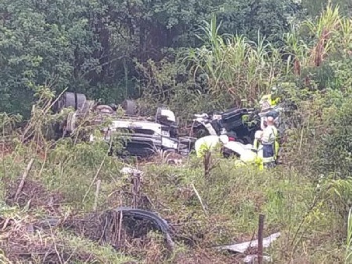 Homem morre e mulher fica ferida após caminhão capotar na BR-040, em Nova Lima - Foto: Divulgação/CBMMG