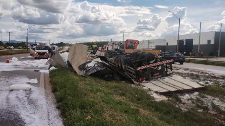 Motorista de caminhão fica gravemente ferido após capotamento na BR-262, em Betim - Foto: Divulgação/CBMMG