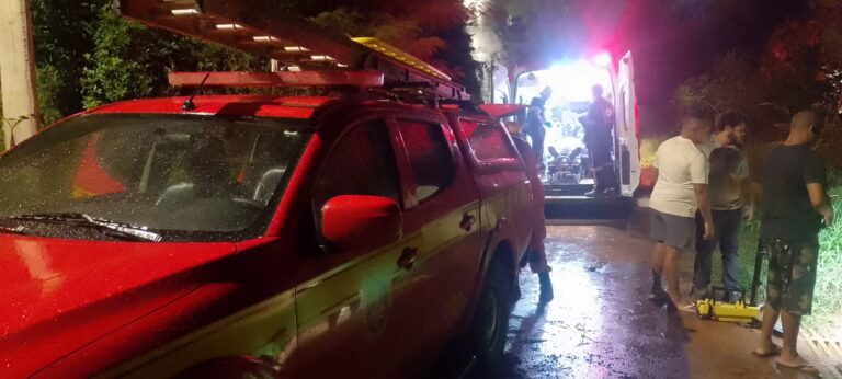 Motorista fica ferido após caminhão capotou e cair em ribanceira em Caeté - Foto: Divulgação/CBMMG