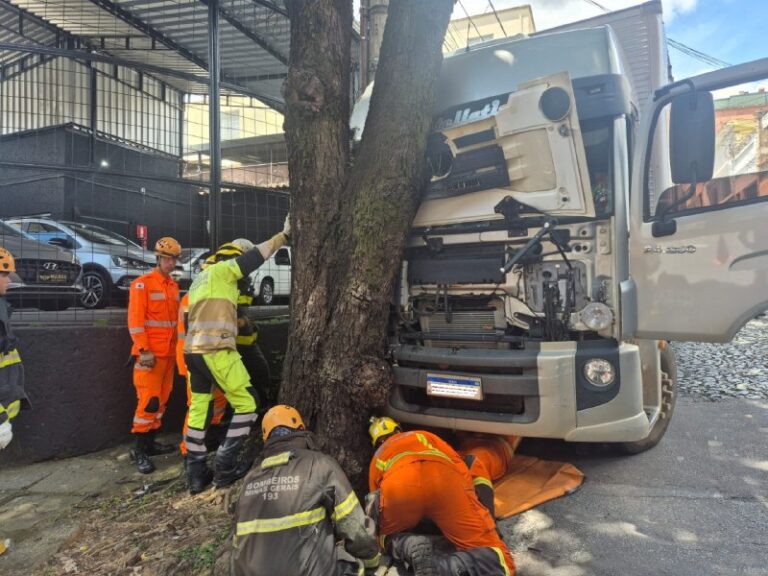 Carreta desce rua desgovernada e fere mecânico no bairro Colégio Batista, em BH - Foto: Divulgação/CBMMG