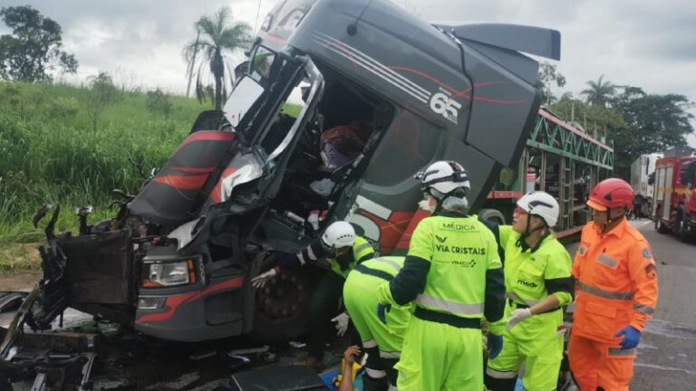 Motorista passa mal e provoca acidente entre carretas na BR-040, em Sete Lagoas - Foto: Divulgação/CBMMG