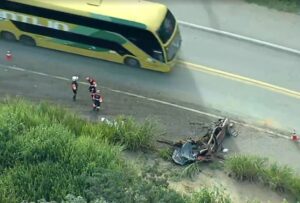 Carro parte ao meio e três pessoas morrem em acidente na BR-381, em Santa Luzia - Foto: Reprodução/TV Globo