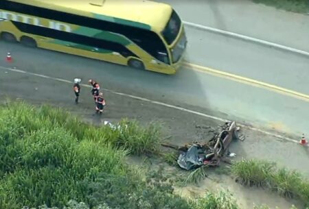 Carro parte ao meio e três pessoas morrem em acidente na BR-381, em Santa Luzia - Foto: Reprodução/TV Globo