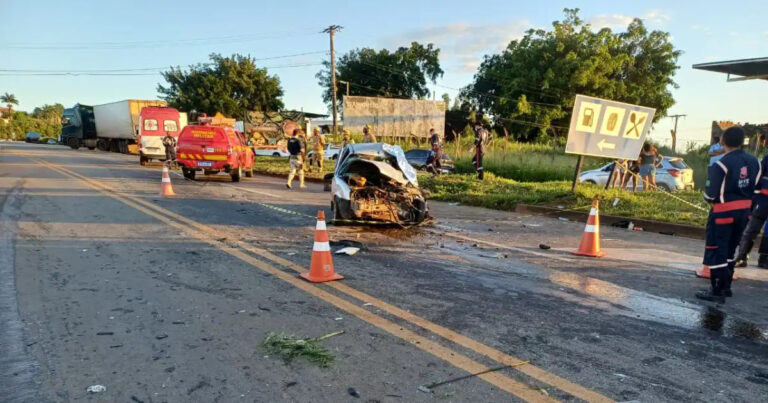 Motorista de carro morre em batida frontal com ônibus na BR-381, em Nova Era - Foto: Divulgação/PRF