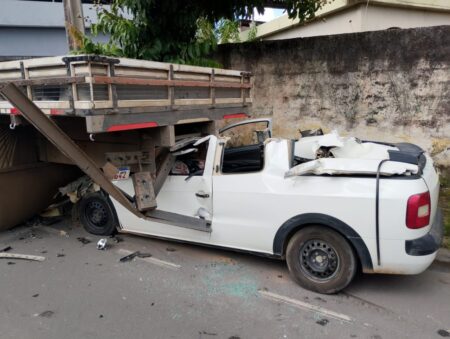 Acidente entre carro e caminhão deixa três feridos em Divinópolis - Foto: Divulgação/CBMMG