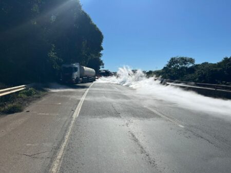 Motorista de ônibus morrre após acidente com carreta de argônio na Fernão Dias, em Lavras - Foto: Divulgação/CBMMG