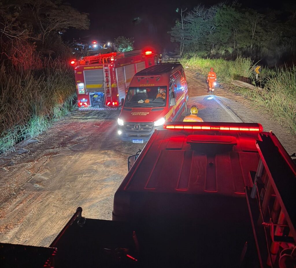 Três pessoas ficam feridas após acidente na MG-262, em Mariana Três pessoas ficam feridas após acidente na MG-262, em Mariana - Foto: Divulgação/CBMMG