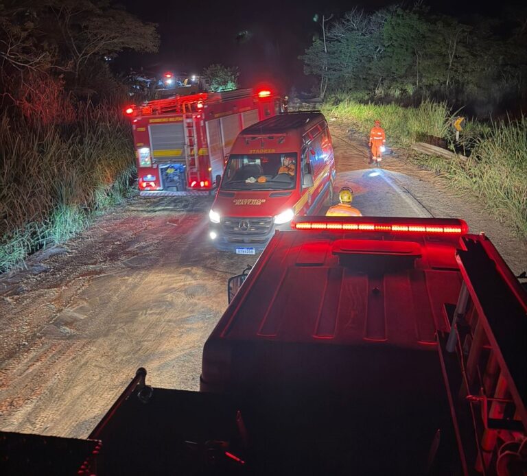 Três pessoas ficam feridas após acidente na MG-262, em Mariana - Foto: Divulgação/CBMMG