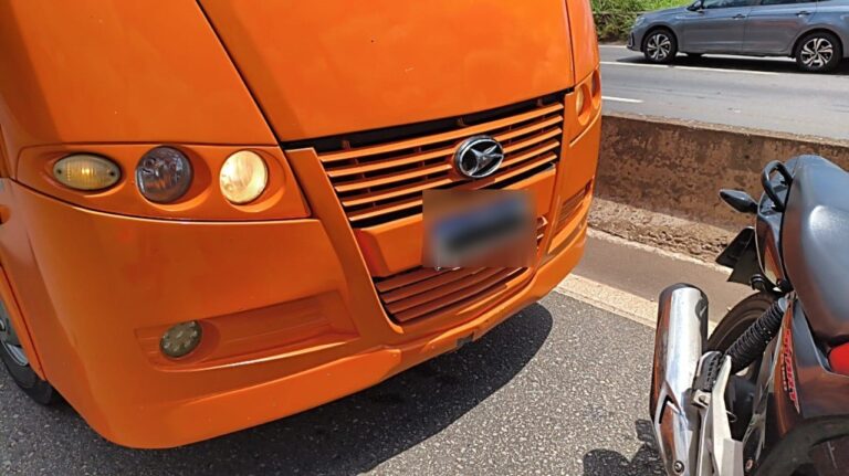 Motociclista fica ferida após acidente com micro-ônibus no Anel Rodoviário, em BH - Foto: Divulgação/CBMMG