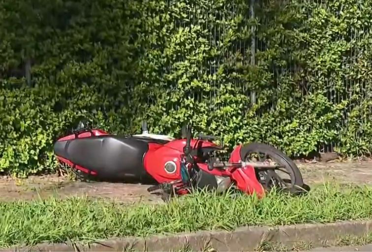 Duas pessoas morrem após moto atingir cabo de aço de carro alegórico na Pampulha, em BH Casal morre após moto atingir cabo de aço de carro alegórico na Pampulha, em BH - Foto: Reprodução/TV Globo