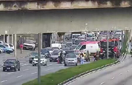 Motociclistas sofrem acidentes em mancha de óleo na Avenida Antônio Carlos, em BH - Foto: Divulgação/BHTrans
