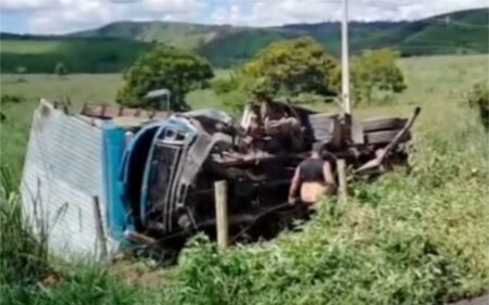 Acidente entre caminhão e três carros deixa um morto na BR-381, em Governador Valadares Acidente entre caminhão e três carros deixa um morto na BR-381, em Governador Valadares - Foto: Reprodução
