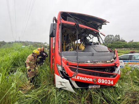 Acidente com ônibus deixa vítimas na MG-424, em Pedro Leopoldo - Foto: Divulgação/CBMMG