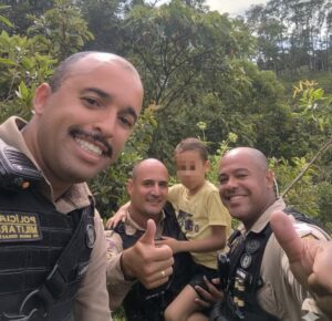 Menino com autismo é encontrado em mata após policiais ouvirem canto em Barbacena - Foto: Divulgação/Polícia Militar