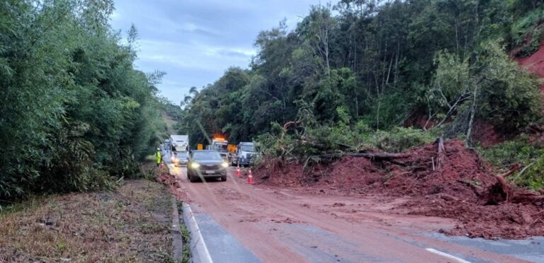 Deslizamento de talude interdita trecho da BR-040, em Ewbank da Câmara Deslizamento de talude interdita trecho da BR-040, em Ewbank da Câmara - Foto: Divulgação/PRF
