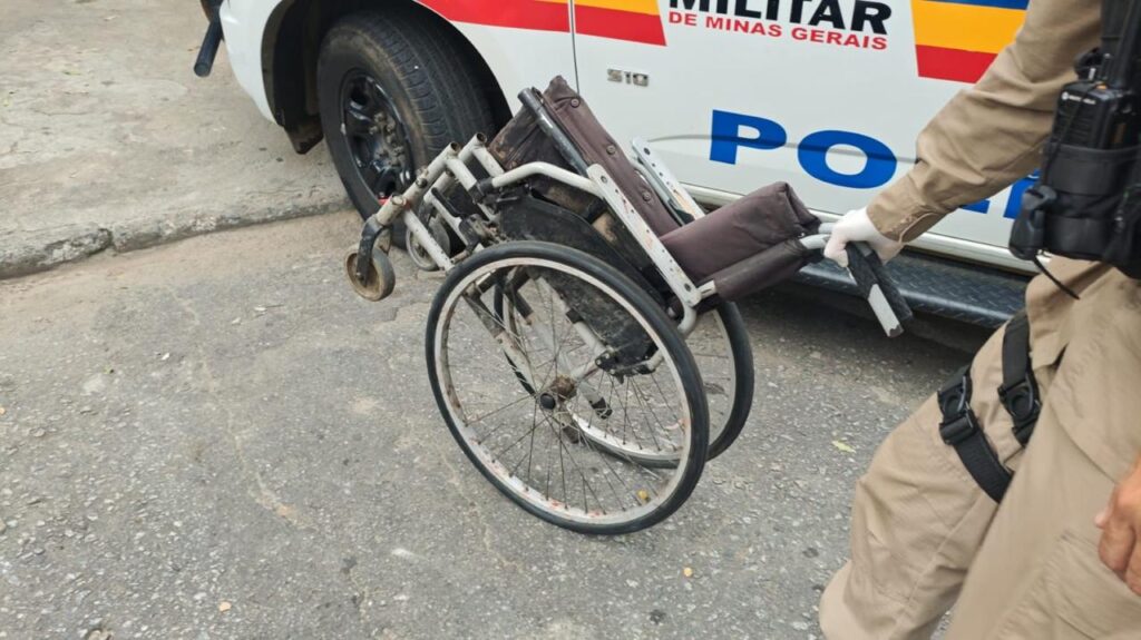 ‘Cadeirante’ é preso após pular muro para roubar fios em Governador Valadares ‘Cadeirante’ é preso após pular muro para roubar fios em Governador Valadares - Foto: Divulgação/PMMG