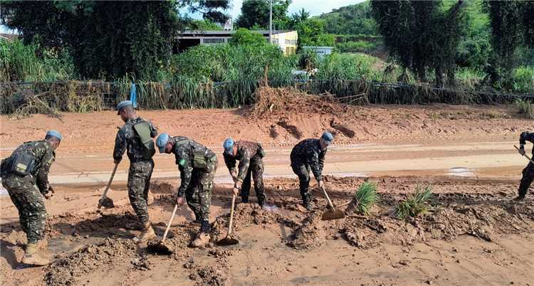 Detentos e Exército Brasileiro reforçam limpeza após chuvas em Ubá - Foto: Divulgação/Prefeitura de Ubá
