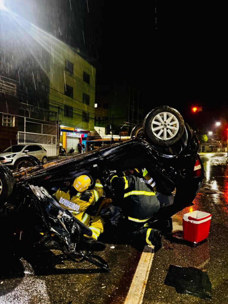 Motorista de 43 anos morre após capotamento em avenida de João Monlevade - Foto: Divulgação/CBMMG