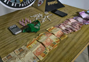 Foragido da Justiça é preso com drogas e dinheiro no Bairro Goiânia, em BH - Foto: Divulgação/PMMG