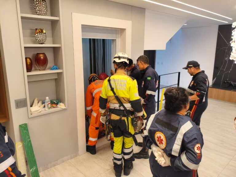 Técnico fica ferido em acidente durante manutenção de elevador em BH - Foto: Divulgação/CBMMG
