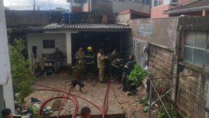 Homem é encontrado morto com chave de fenda no pescoço após incêndio em casa em BH - Foto: Divulgação/CBMMG
