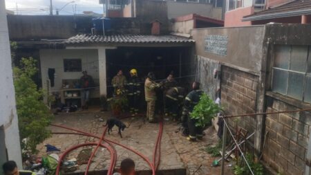 Homem é encontrado morto com chave de fenda no pescoço após incêndio em casa em BH - Foto: Divulgação/CBMMG