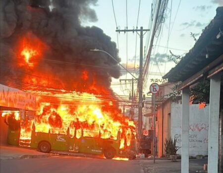 Ônibus pega fogo após pane elétrica em Contagem - Foto: Divulgação/CBMMG