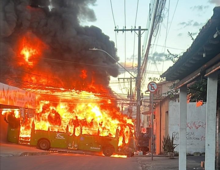 Ônibus pega fogo após pane elétrica em Contagem Ônibus pega fogo após pane elétrica em Contagem - Foto: Divulgação/CBMMG