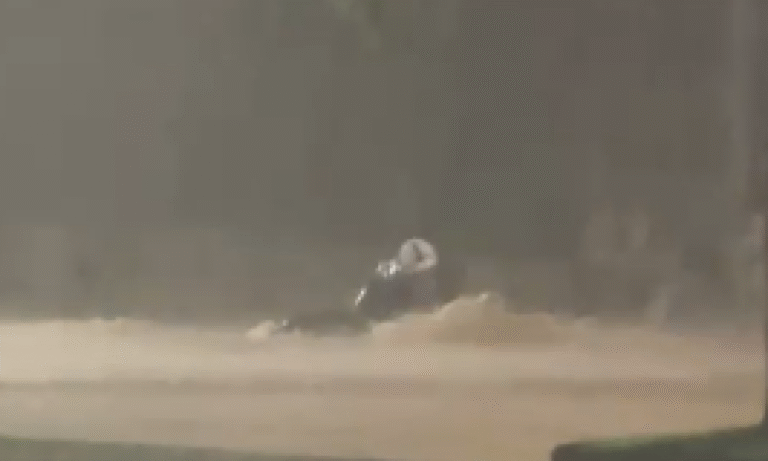 Vídeo: Motoboy é arrastado por enxurrada após forte chuva em Juiz de Fora - Foto: Reprodução/Redes Sociais