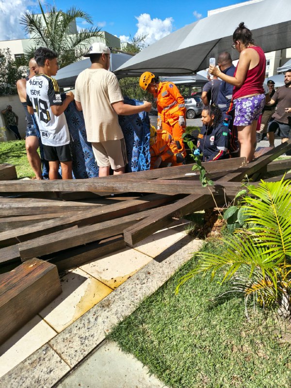 Cinco crianças ficam feridas após playground desabar em Vespasiano 1 Cinco crianças ficam feridas após pergolado desabar em Vespasiano - Foto: Divulgação/CBMMG