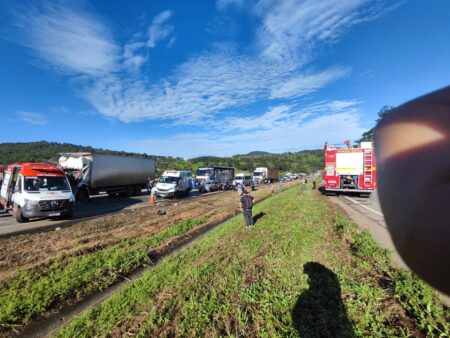 Batida entre caminhão e carreta com álcool interdita a BR-262 em Pará de Minas - Foto: Divulgação/Corpo de Bombeiros