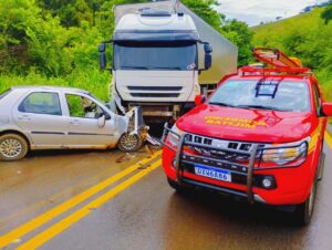 Colisão frontal entre caminhão e carro mata motorista na MGC-120, em Itabira - Foto: Divulgação/Corpo de Bombeiros