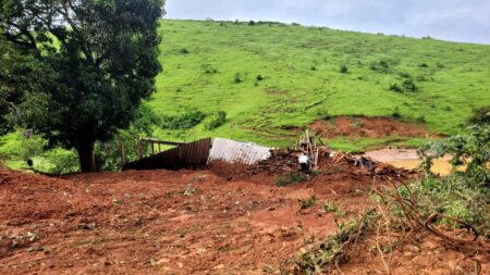 Quatro pessoas morrem soterradas após deslizamento de terra em Eugenópolis - Foto: Divulgação/Corpo de Bombeiros