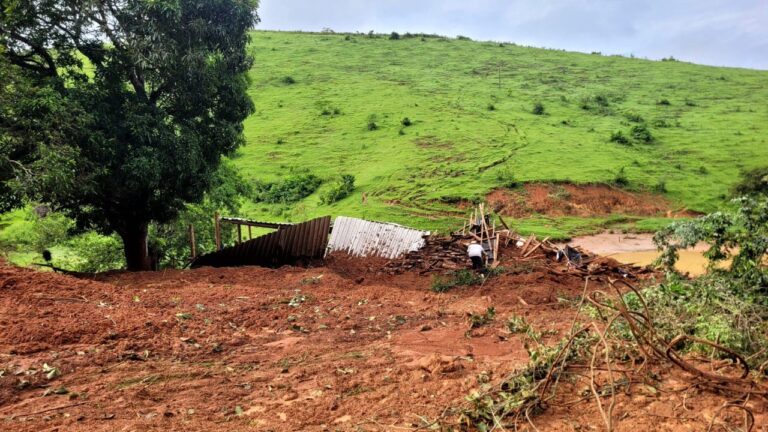 Quatro pessoas morrem soterradas após deslizamento de terra em Eugenópolis - Foto: Divulgação/Corpo de Bombeiros