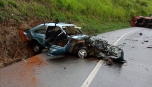 Casal morre após carro bater de frente com carreta na BR-116, em Leopoldina - Foto: Reprodução/Redes Sociais