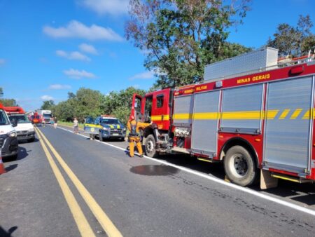 Ônibus com 50 passageiros tomba e deixa dois mortos e feridos na BR-251, em Francisco Sá Ônibus com 50 passageiros tomba e deixa dois mortos e feridos na BR-251, em Francisco Sá - Foto: Divulgação/CBMMG