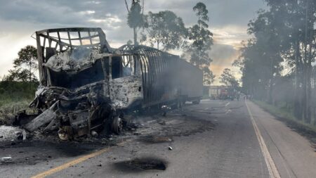 Acidente entre carreta e caminhão deixa dois mortos na BR-251, em Salinas Acidente entre carreta e caminhão deixa dois mortos na BR-251, em Salinas - Foto: Divulgação/CBMMG