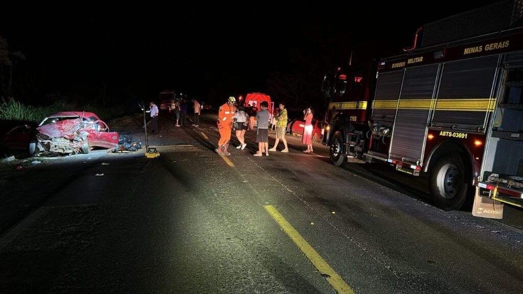 Quatro pessoas morrem em grave acidente na BR-365, em Coromandel (MG) 1 Quatro pessoas morrem em grave acidente na BR-365, em Coromandel (MG) - Foto: Divulgação/CBMMG