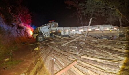 Três homens morrem após acidente com caminhão na LMG-601, em Mata Verde - Foto: Divulgação/PMRv