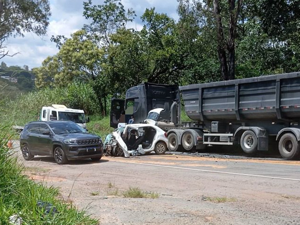 Homem morre após acidente frontal entre carro e carreta na MG-050, em Carmo do Cajuru - Foto: Divulgação/CBMMG