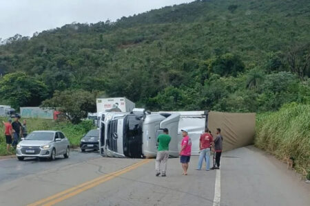 Carreta bitrem tomba na BR-381 e causa congestionamento perto de Caeté - Foto: Reprodução