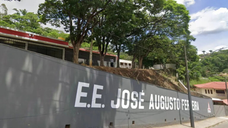 Adolescentes são apreendidos após ameaça com arma de airsoft em escola de MG Adolescentes são apreendidos após ameaça com arma de airsoft em escola de MG - Reprodução / Google Street View