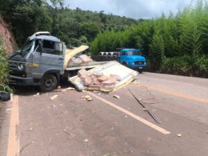 Caminhão com frango congelado tomba na BR-356 e interdita trecho em Itabirito - Foto: Divulgação/Corpo de Bombeiros