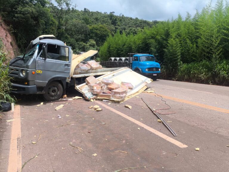 Caminhão com frango congelado tomba na BR-356 e interdita trecho em Itabirito - Foto: Divulgação/Corpo de Bombeiros