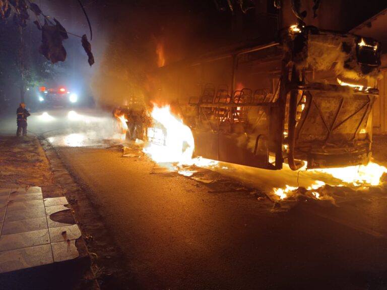Criminosos rendem motorista e incendeiam ônibus durante a madrugada em BH - Foto: Divulgação/Corpo de Bombeiros