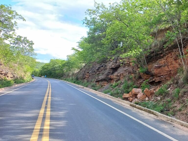 MGC-135 terá operação em “Pare e Siga” entre Pedras de Maria da Cruz e Lontra MGC-135 terá operação em “Pare e Siga” entre Pedras de Maria da Cruz e Lontra - Foto: Divulgação/DER-MG